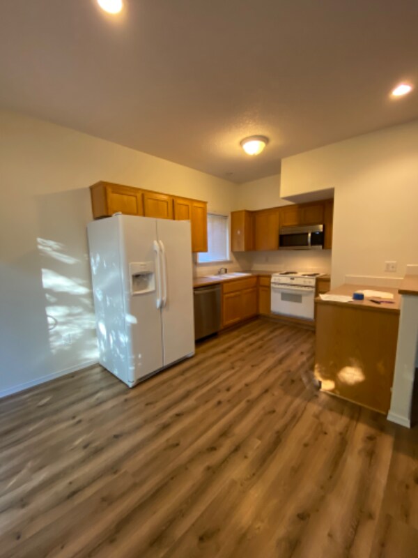 Building Photo - 129 SW 208th Ave