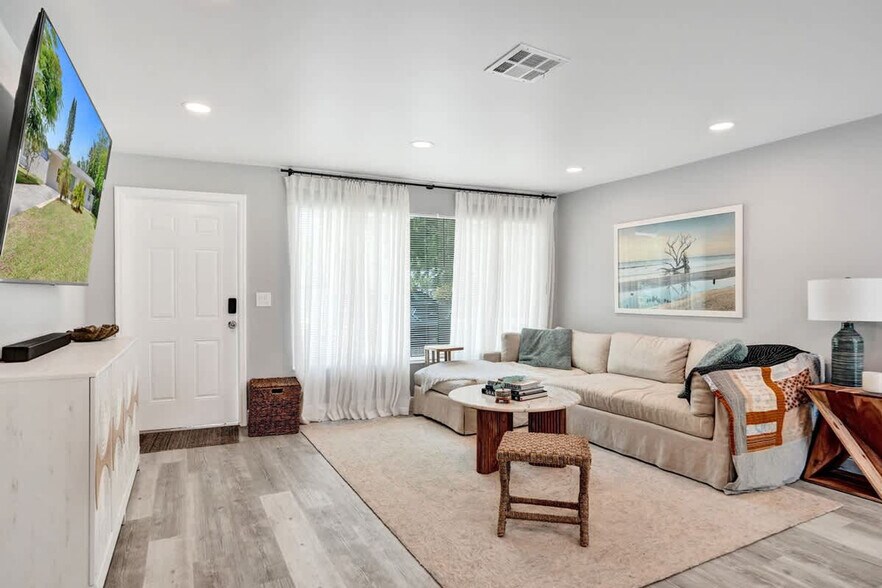 Building Photo - 1587 NE 30th St