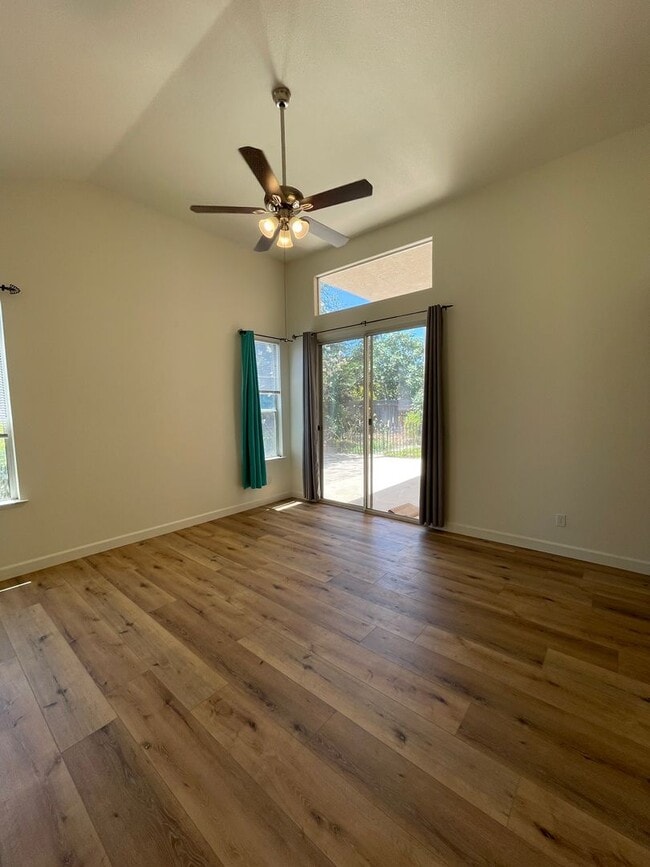 Building Photo - NEWLY LISTED & READY TO DAZZLE!