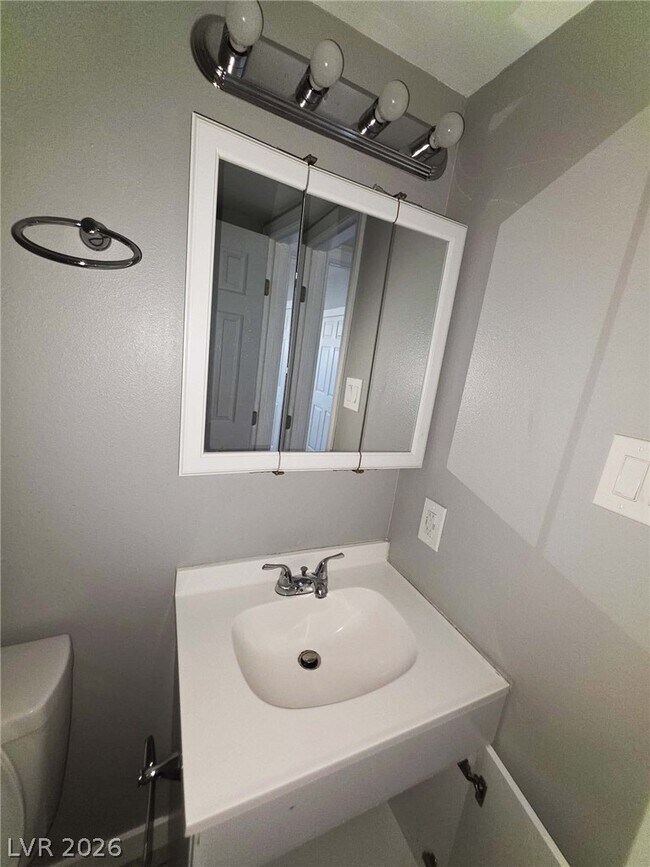 Building Photo - 1107 E Desert Inn Rd