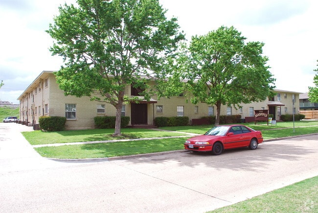 Primary Photo - Sandpiper Apartments