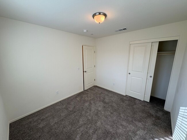 Building Photo - Beautiful Visalia Home Available Now!