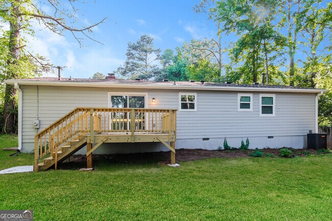 Building Photo - 635 Lakeridge Cir SE