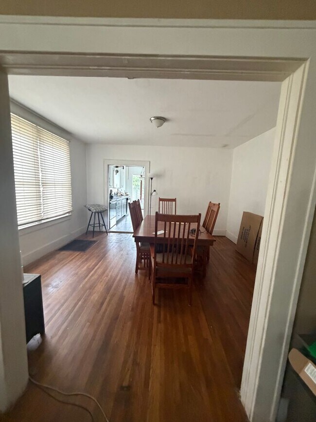 Building Photo - 620 E Delmar St