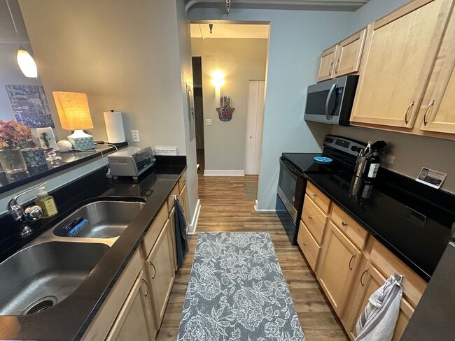 Building Photo - Executive 1 Bedroom Apartment right off 16th St. Mall - All Utilities Included!