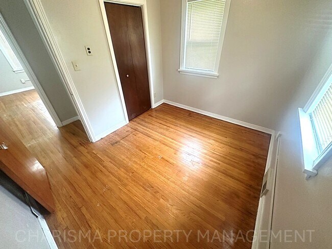 Building Photo - Spacious 2 Bedroom, 1.5 Bath Home, Newly U...