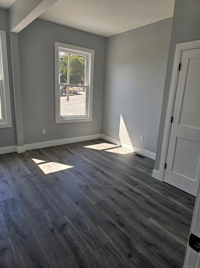 Building Photo - 281 Pequot Ave