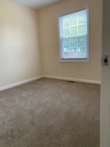 Building Photo - 631 Willow Dr