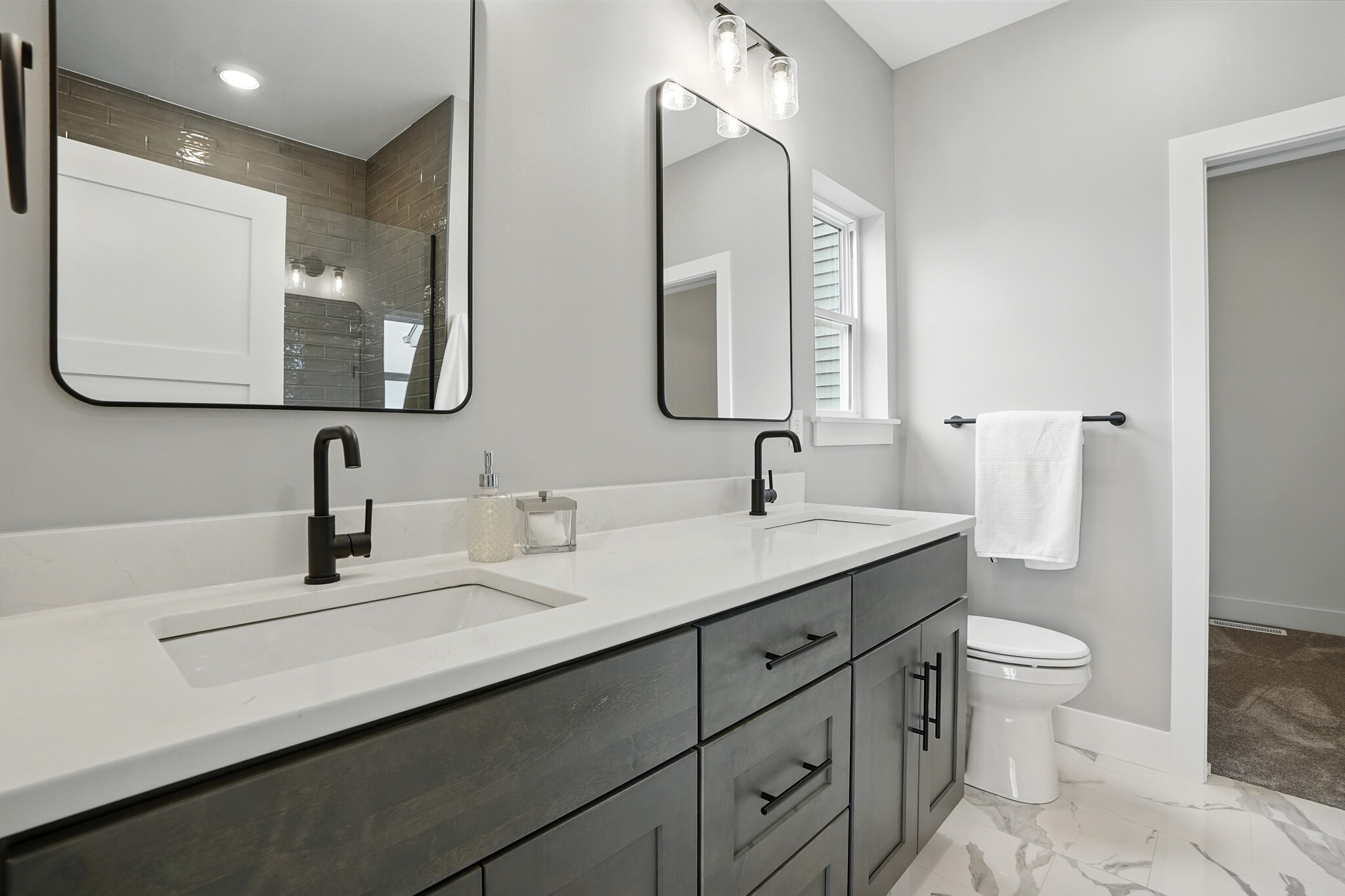 Building Photo - 933 Long Dr