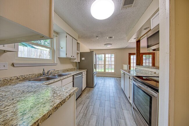 Building Photo - 22411 Elsinore Dr