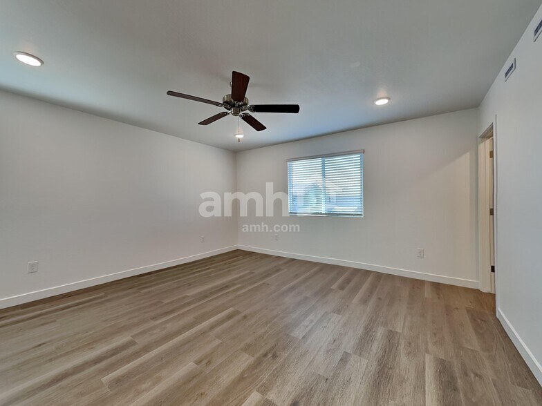 Building Photo - 9716 W Parkway Dr