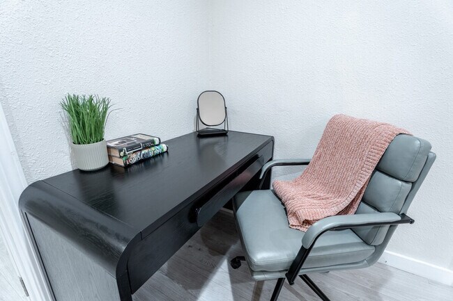 Building Photo - 2359 Oakwood Dr