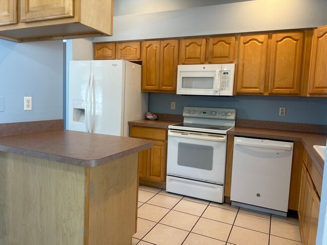 Building Photo - Available now! 3BR/2BA Single Family Home