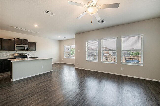 Building Photo - 108 Comet Dr