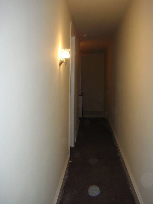 Building Photo - Come see this beauty today