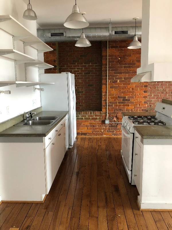 Building Photo - 506 S Elm St