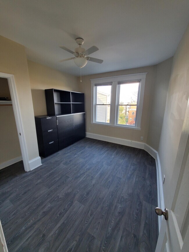 Building Photo - 2505 Brookfield Ave