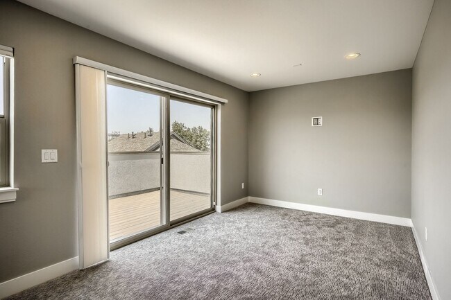 Building Photo - 3 bedroom / 3.5 bath Townhome + 2 Large Flex Spaces & Spacious Roof Top Deck!