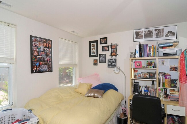 Building Photo - Georgetown Townhouse (Close to the West End and Dupont)