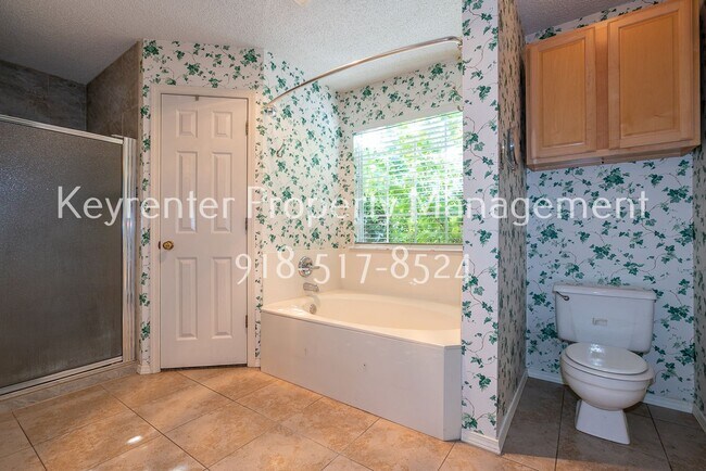 Building Photo - Charming 3 bedroom home with cozy fireplace and 2 car garage!! Price drop!
