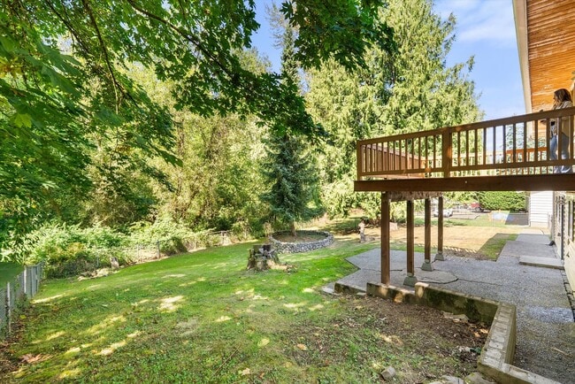 Building Photo - 3 Bed 2 Bath Fully Fenced Split Level Lake...