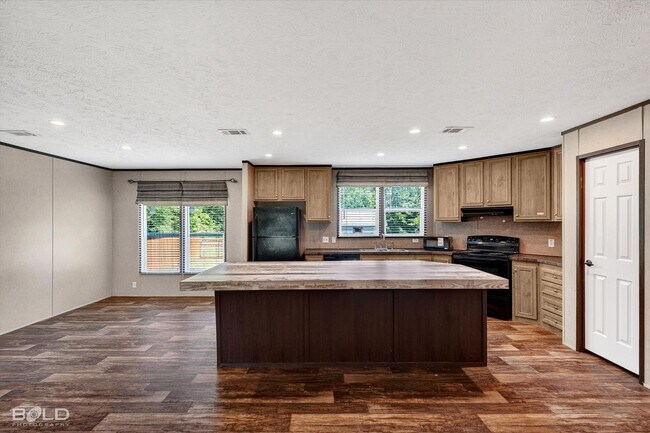 Building Photo - 4BD/2BA home with fenced back yard.