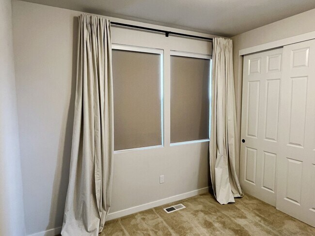 Building Photo - Modern Luxury Meets Convenience in Hillsboro