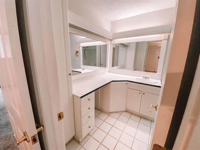 Building Photo - 3040 Country Club Rd