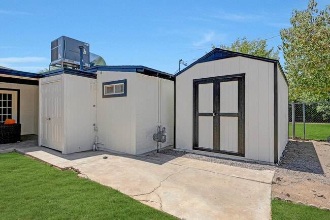 Building Photo - 224 W Glenrosa Ave