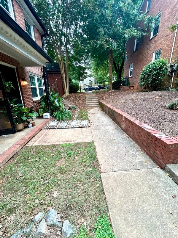 Building Photo - 204 N Laurel Ave