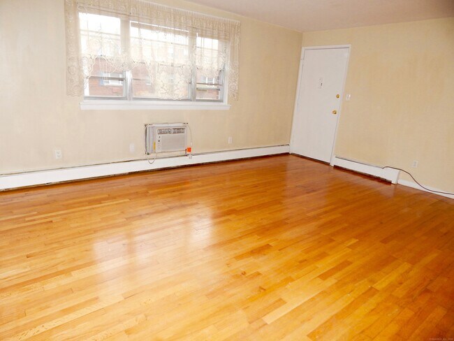 Building Photo - 14 Colonial Dr