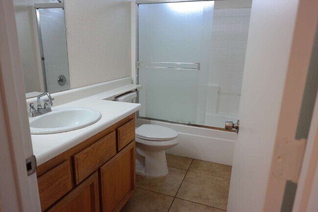 Building Photo - Cute! 4 bedroom, 2 bath Home in Bakersfield