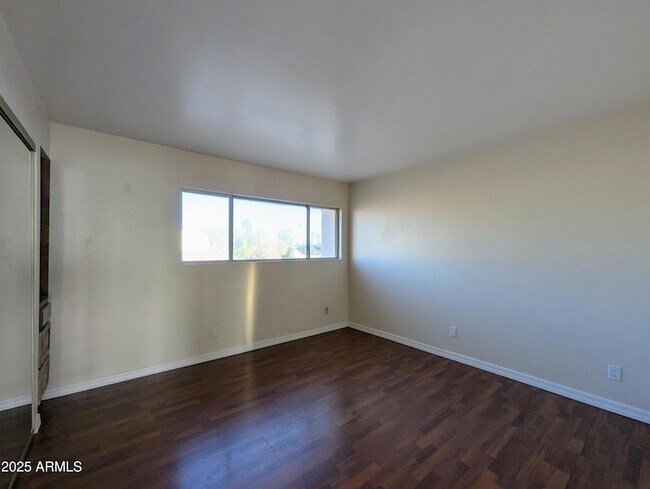 Building Photo - 2233 W Farmdale Ave