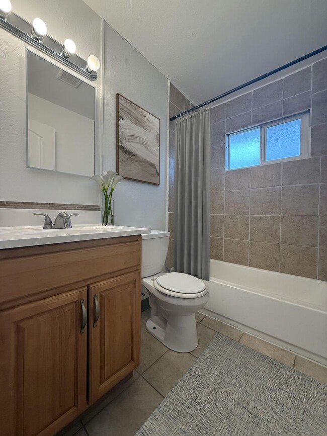 Building Photo - Charming 2-Bedroom Condominium for Rent in Gated Community!**