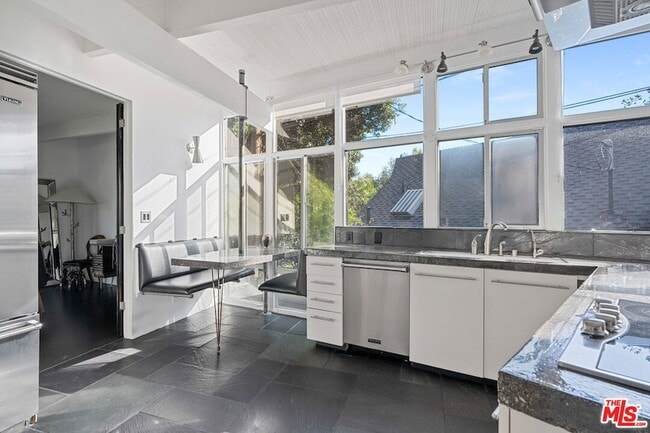 Building Photo - 2775 Rinconia Dr