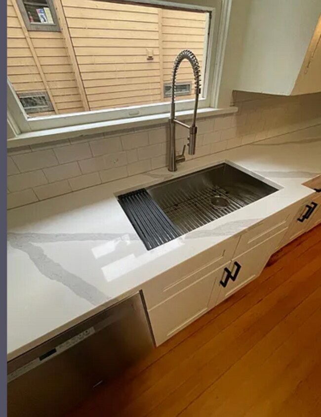 Building Photo - 4-Bedroom Home in SW Portland! Hardwood floors, spacious deck, full basement, separate entry for ...