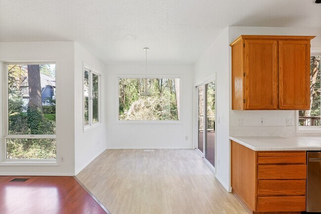 Building Photo - Elegant & Serene 3-Bedroom, 2 Bathroom Home Retreat in Desirable Arnold Creek