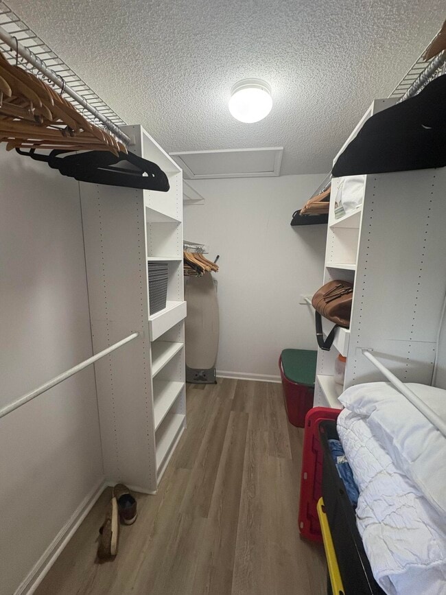 Building Photo - 7275 Summer Tree Dr