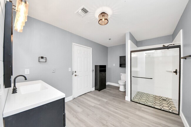 Building Photo - 5606 Elmlawn Dr