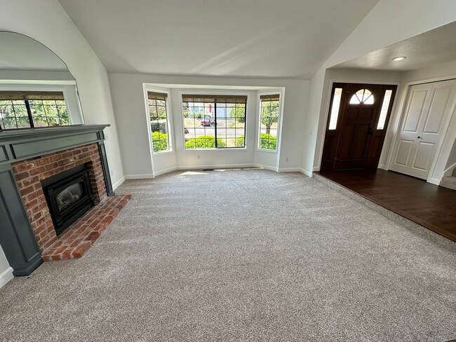 Building Photo - Stunning large 3 bedroom home in West Aubu...