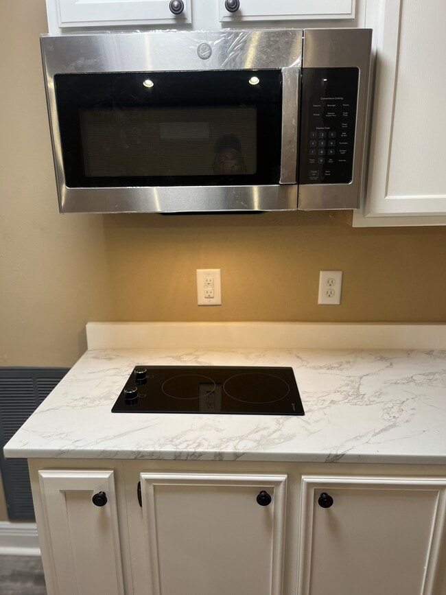 Building Photo - 3276 Maplewood Dr