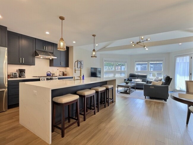 Building Photo - 5245 W Ardmore Ave