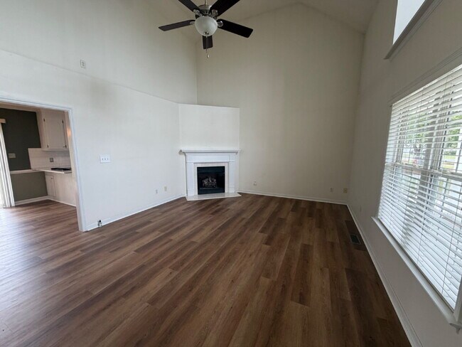 Building Photo - Updated 3 BR Home in Woodridge Estates~LAWN CARE INCLUDED