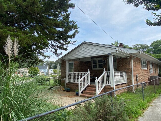 Building Photo - Charming Ranch Style Home - On Corner Lot!