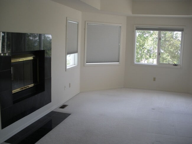 Building Photo - 18530 King Eider Ln