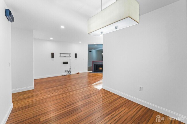 Building Photo - 13 Jill Ct