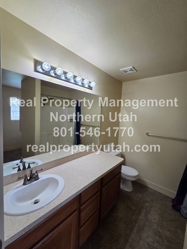 Building Photo - 3 Bedroom 2 Bath Townhome in West Haven Available Now!