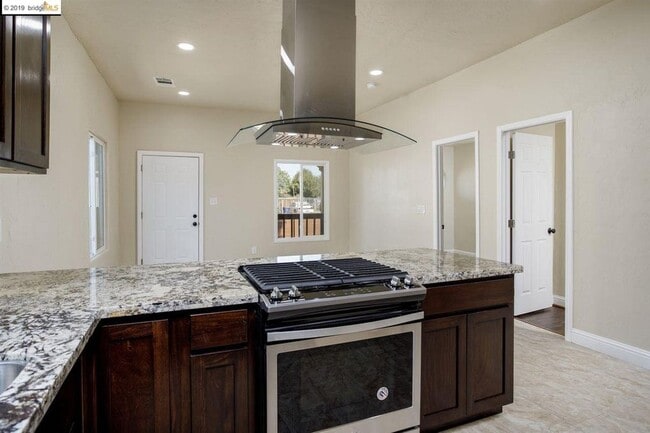 Building Photo - 106 Chanslor Ave