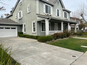 Building Photo - Large 4 Bedroom House