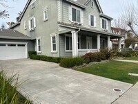 Building Photo - Large 4 Bedroom House